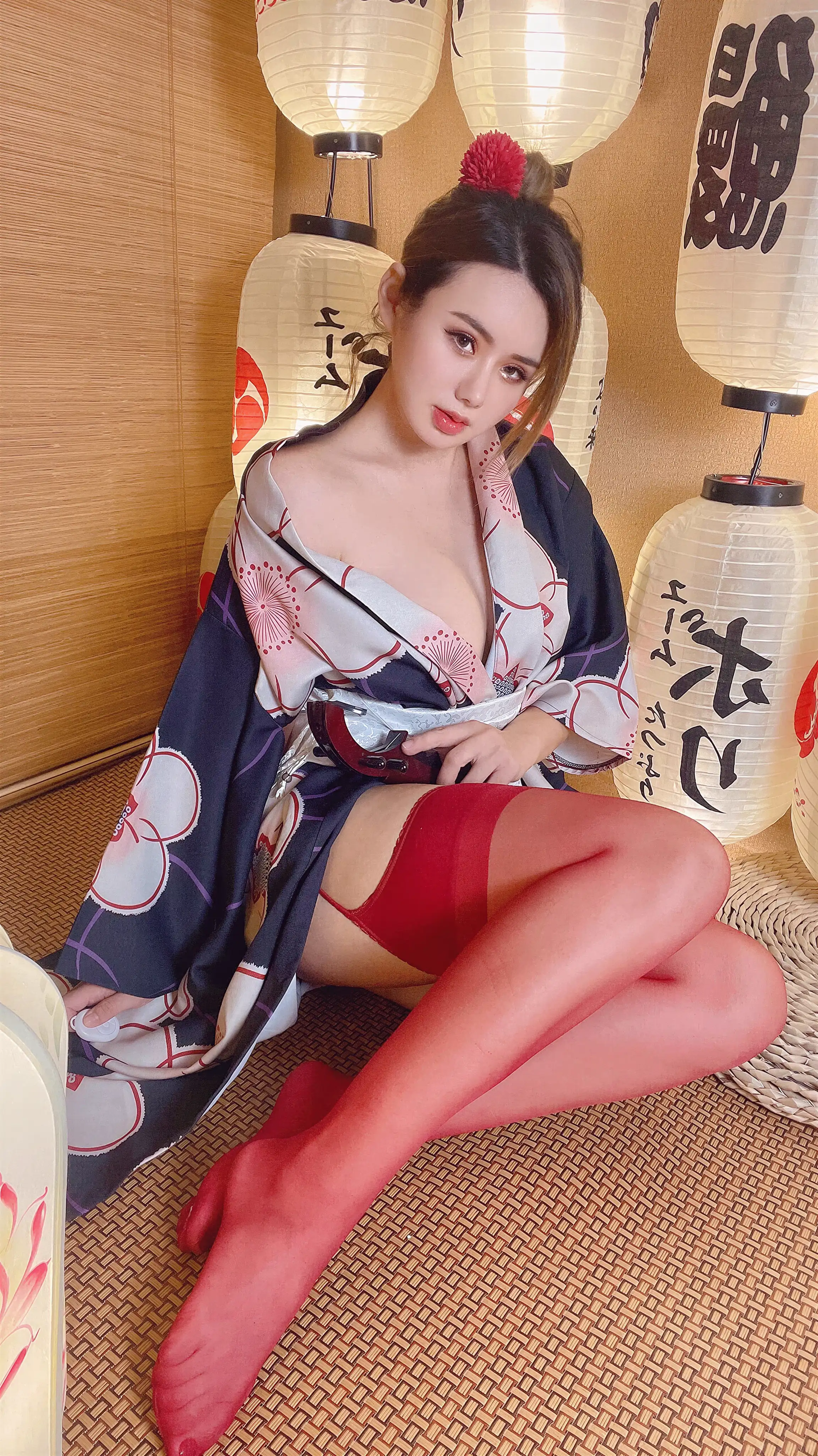 水蜜桃米米 – 红丝歌姬 10P